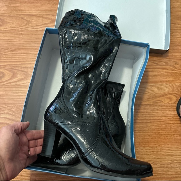 Maurice’s black patent leather look size 10 boots only worn 2 times - Picture 3 of 6